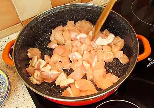 обжариваем курицу
