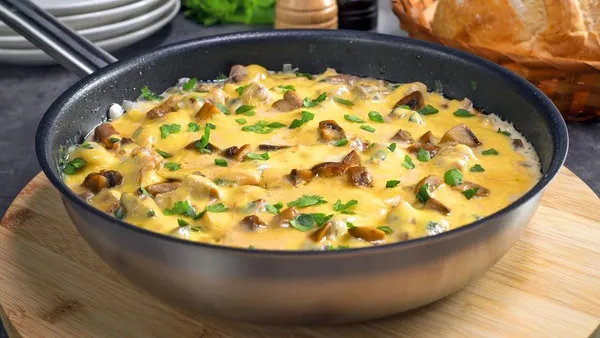 Жульен на сковороде с грибами и курицей, сметаной, сыром, сливками