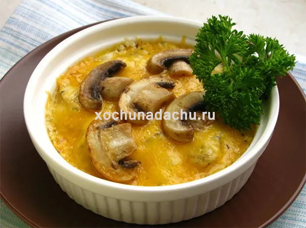 Жульен с курицей и грибами на сковороде со сливками