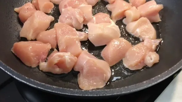 Жульен на сковороде с грибами и курицей, сметаной, сыром, сливками