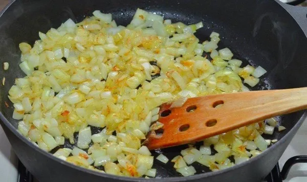 Жульен на сковороде с грибами и курицей, сметаной, сыром, сливками