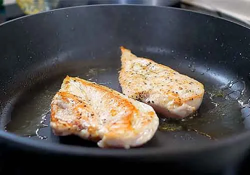 обжариваем куриное мясо