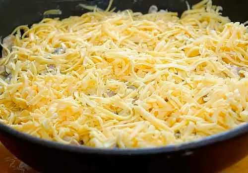 посыпаем сыром отправляем в духовку 