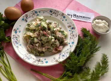 Салат с брокколи и крабовыми палочками