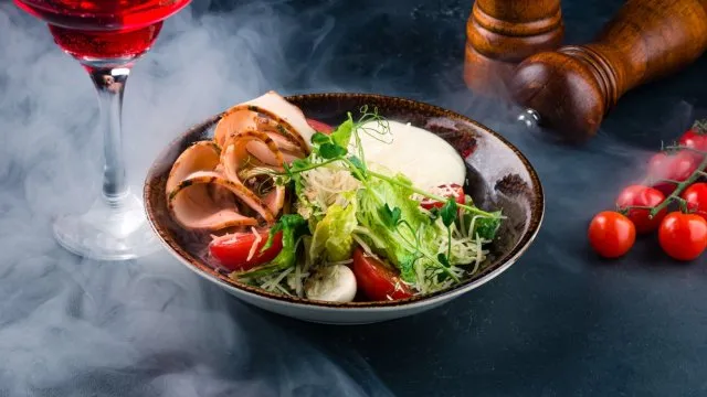 Салат цезарь с копченой курицей или копченым мясом рецепт в домашних условиях