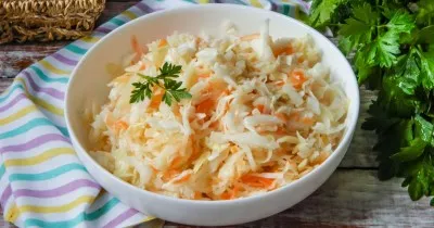 Капуста с солью, сахаром, уксусом и морковью маринованная