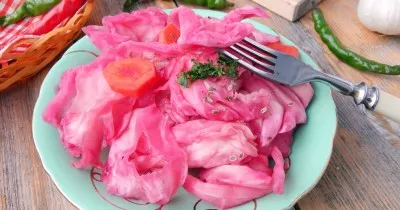 Маринованная капуста крупными кусками со свеклой