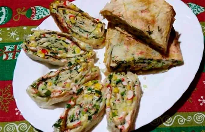 lavash-s-nachinkoj-iz-krabovyh-palochek-i-kukuruzoj