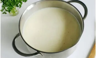 Пробуем на вкус и при необходимости балансируем специями и пряностями.