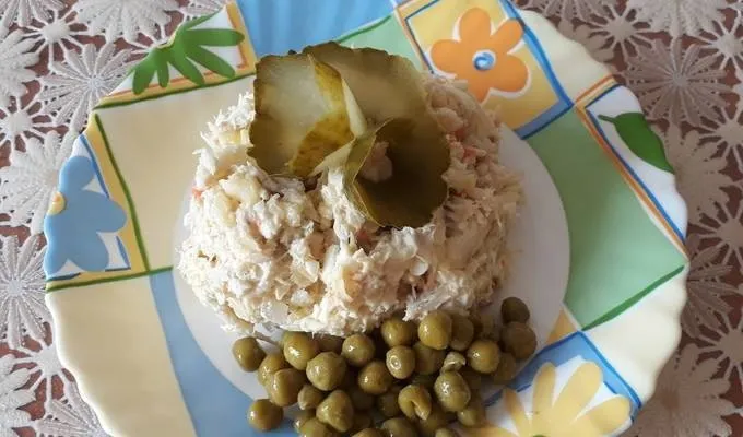 Салат Ромашка с копченой треской