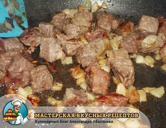 мясо жарится с луком для начинки