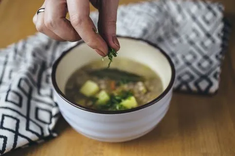 При подаче посыпать суп свежей зеленью. Вкусный постный рассольник с перловкой готов! Приятного аппетита!