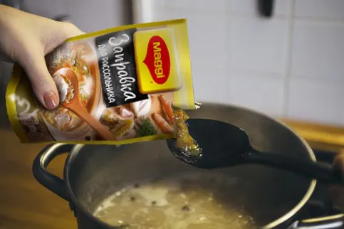 Добавить MAGGI® заправку для Рассольника, варить еще 5 минут.