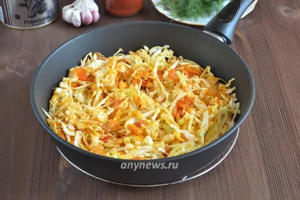 Тушеная капуста с тушенкой