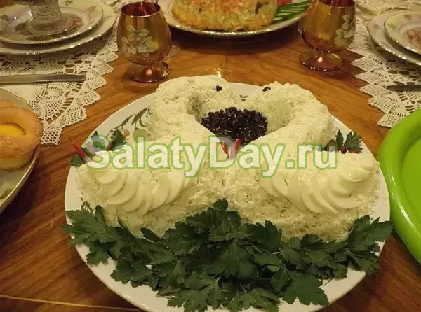 Нежный салат Белый лебедь с курочкой и плавленым сыром