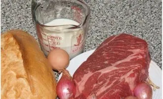 Как приготовить вкусное блюдо из говяжьего фарша? Говядину обмойте и просушите бумажными салфетками. Головки репчатого лука очистите от шелухи.