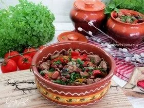 Горшочки с говядиной, фасолью и овощами