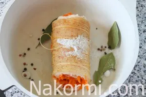 Рулет из свиной шкурки