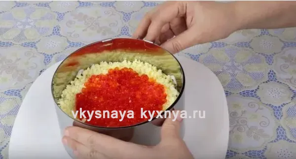 Салат царский с красной икрой и семгой