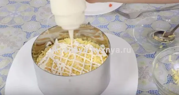 Салат царский с красной икрой и семгой