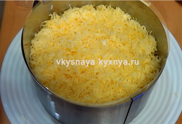 Салат царский с красной икрой и семгой