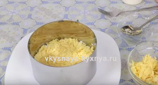 Салат царский с красной икрой и семгой