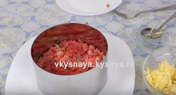 Салат царский с красной икрой и семгой