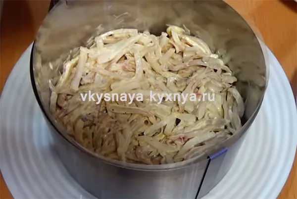 Салат царский с красной икрой и семгой