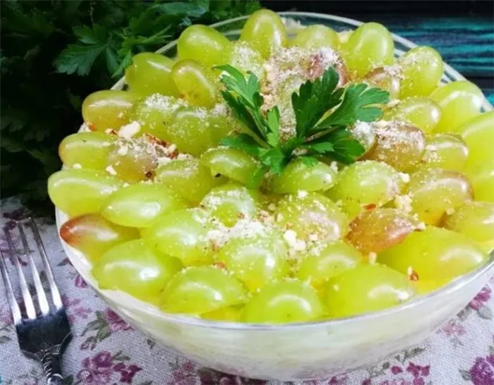 салат тиффани с курицей, виноградом и грецкими орехами