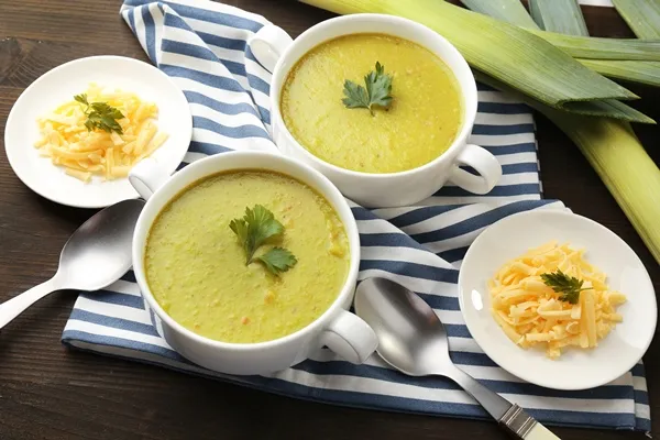 leek soup on table close up - Суп пюре из лука-порея