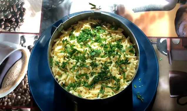 Салат с копченой курицей и фасолью и сухариками