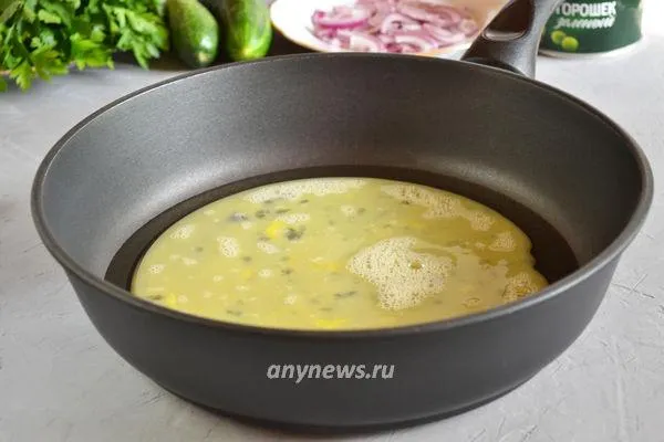 Салат с омлетом и курицей и огурцом