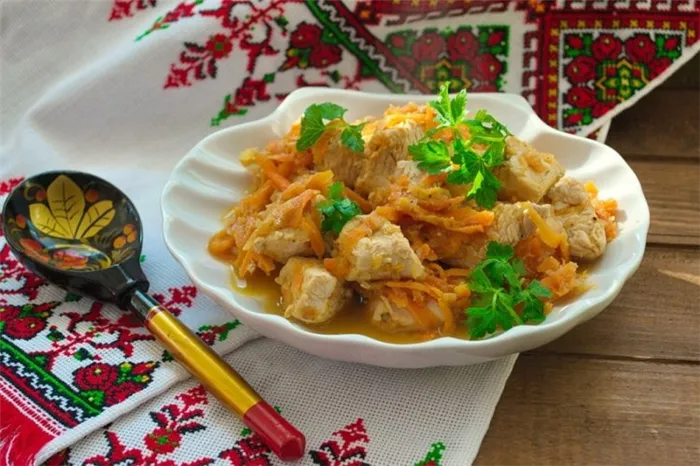 Гуляш из индейки с луком и морковью