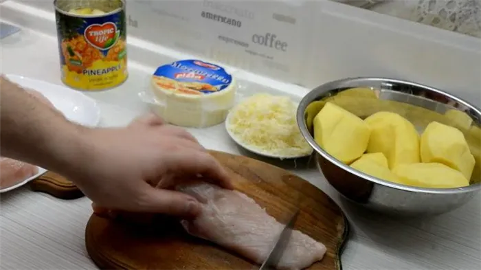 Как готовится курица с ананасами в духовке под сыром