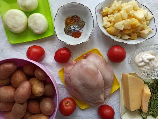 Курица с ананасами в духовке с картошкой