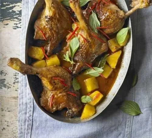 Бедрышки с картошкой и ананасом.