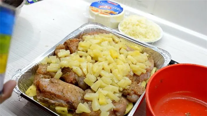 выложите ананасы