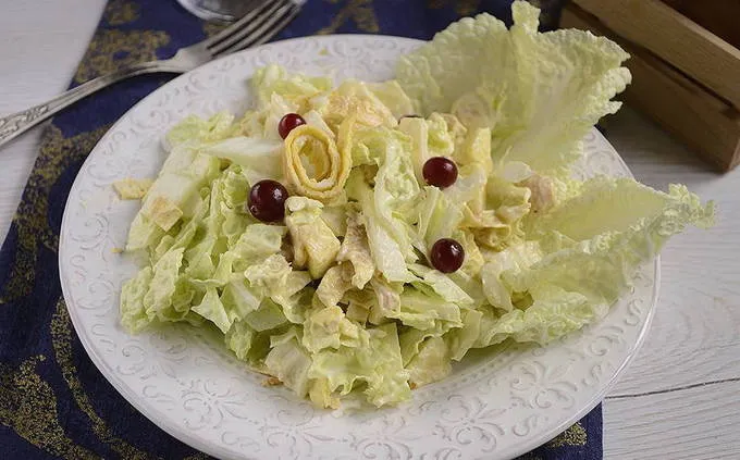 Салат с яичными блинчиками и курицей и грибами