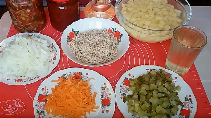 нарезаем продукты для рассольника с курицей