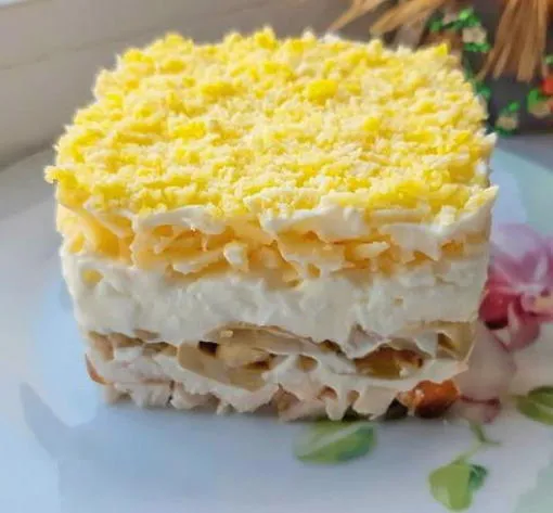 Салат с курицей и маринованными грибами