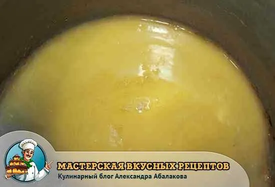 растопленный маргарин в чашке