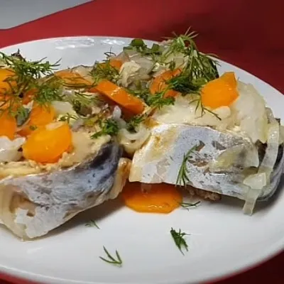 Скумбрия, запечённая с овощами в банке