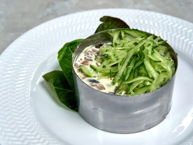 Салат с грибами и курицей и сыром и огурцом