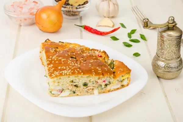 homemade pie with boiled egg and green onions 1 - Заливной пирог с луком и яйцом