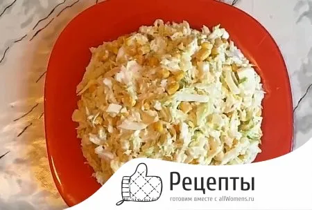 Салат с курицей, пекинской капустой и кукурузой