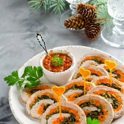 Куриный рулет с петрушкой, сыром и морковью - рецепт с фото