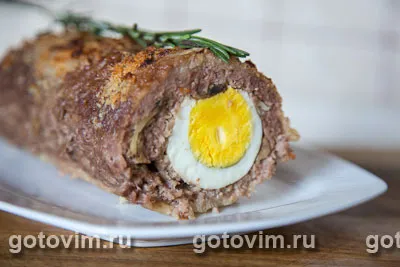 Мясной рулет с яйцом и грибами. Фотография рецепта