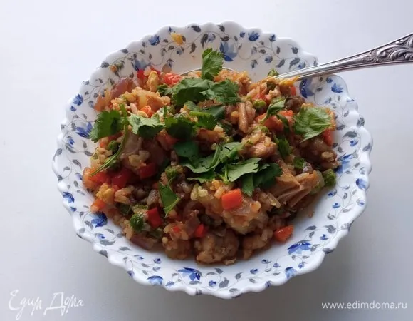 Тайский жареный рис с курицей, ананасами и овощами