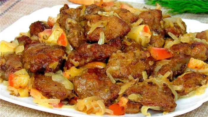 Куриная печень с луком и яблоками на сковороде