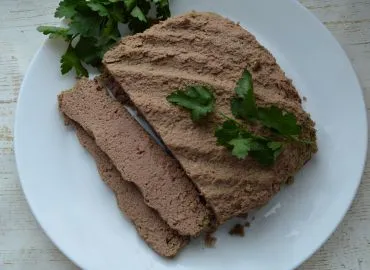 Куриная печень с яблоками и луком на сковороде